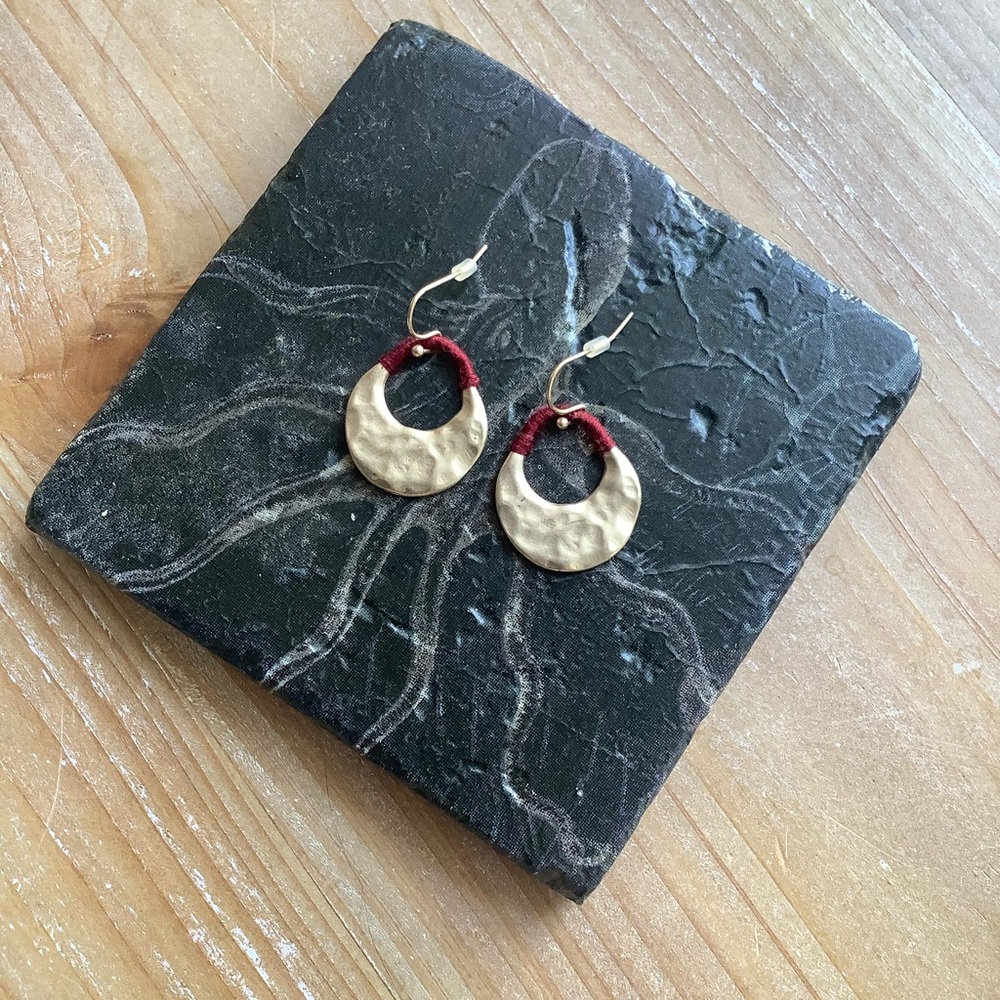 NWOT ANTHROPOLOGIE Hammered Gold & Burgundy Mini Teardrop Earrings